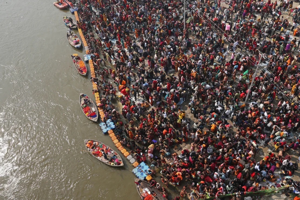 群衆事故から数時間後の様子。人々は沐浴を続けている/Niharika Kulkarni/AFP/Getty Images