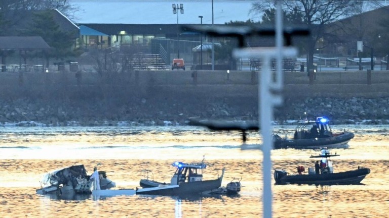 ポトマック川を捜索する救助船/Reynolds/AFP via Getty Images