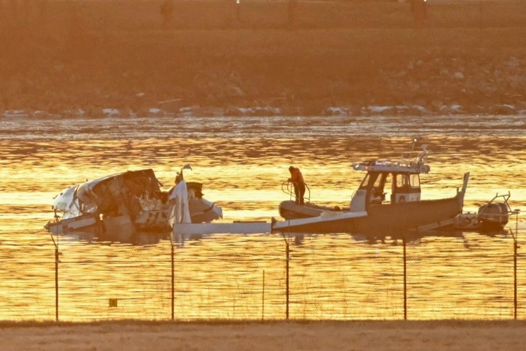 民間航空機と軍用ヘリの衝突事故から一夜明けた３０日、ポトマック川では懸命な捜索活動が行われた/Andrew Caballero-Reynolds/AFP via Getty Images