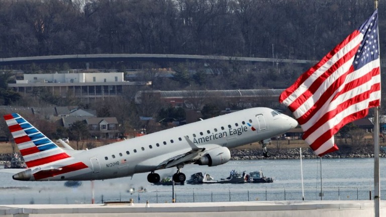 離陸するアメリカン・イーグルの航空機＝３０日、米レーガン・ナショナル空港/Emergency response units 