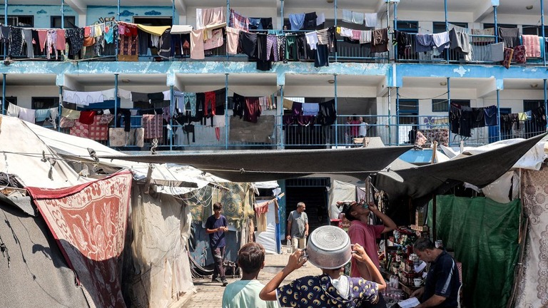 ＵＮＲＷＡが運営するガザ中部デイルアルバラの一時避難所＝昨年９月撮影/Eyad Baba/AFP/Getty Images