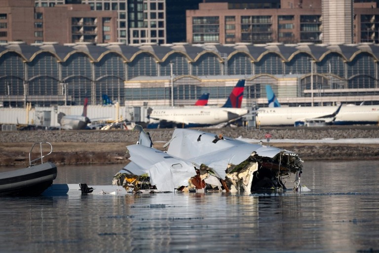 沿岸警備隊がポトマック川に墜落した機体の調査を進めている＝３０日/Petty Officer 1st Class Brandon Giles/US Coast Guard/Getty Images