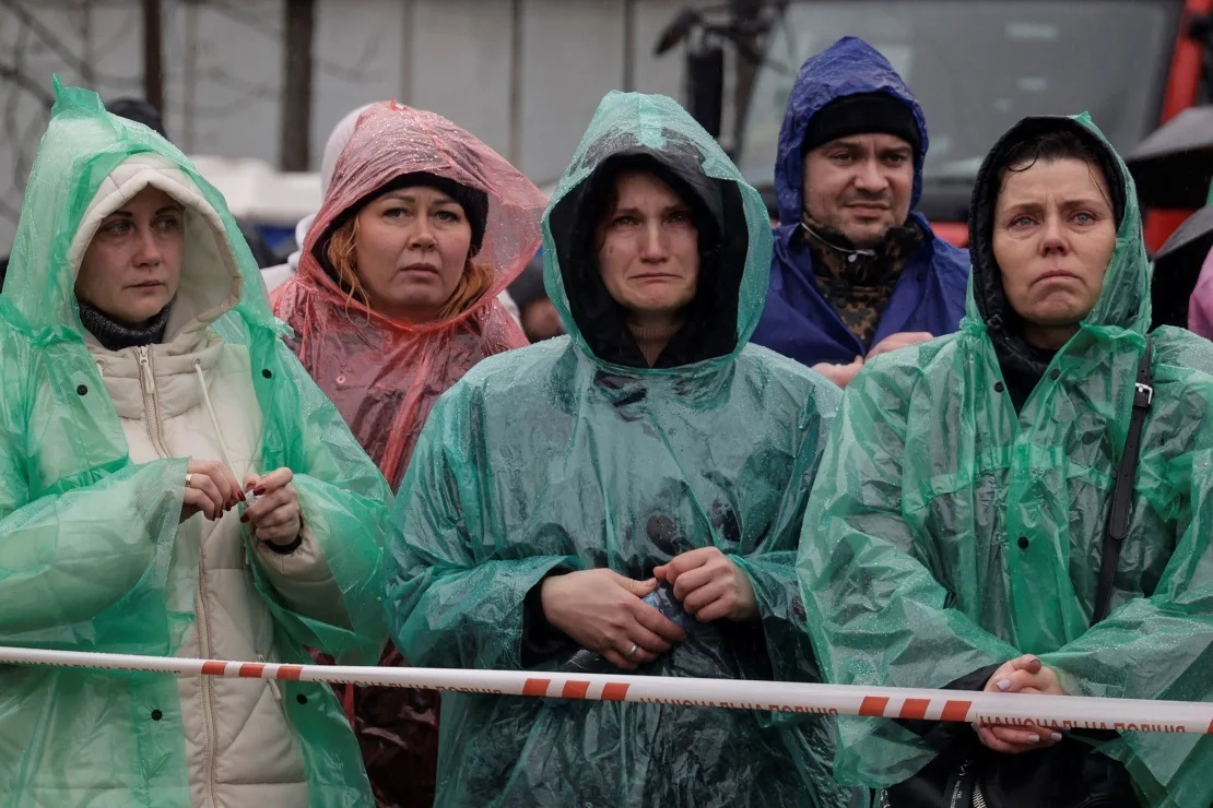 ウクライナ・ポルタバの地元住民ら＝１日/Sofiia Gatilova/Reuters