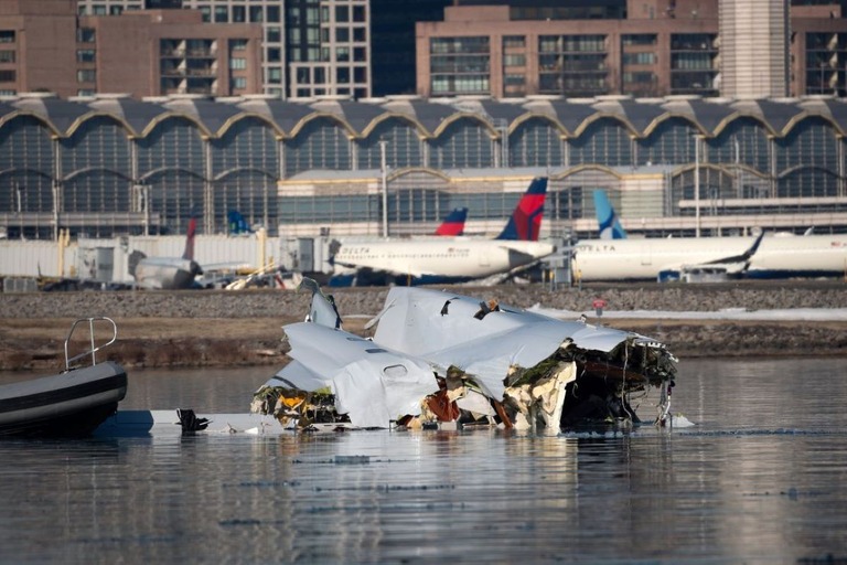 米国沿岸警備隊はポトマック川に墜落した旅客機の残骸を調査している＝１月３０日/Petty Officer 1st Class Brandon Giles/US Coast Guard/Getty Images