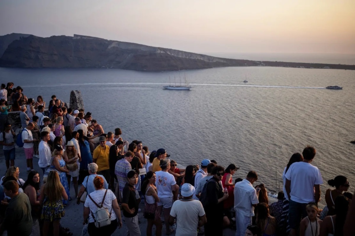 人気の夕日を眺める観光客/Alkis Konstantinidis/Reuters