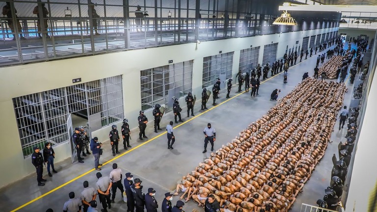 エルサルバドルの巨大刑務所「テロリスト監禁センター（Ｃｅｃｏｔ）」の様子/Office of the President of El Salvador/Getty Images