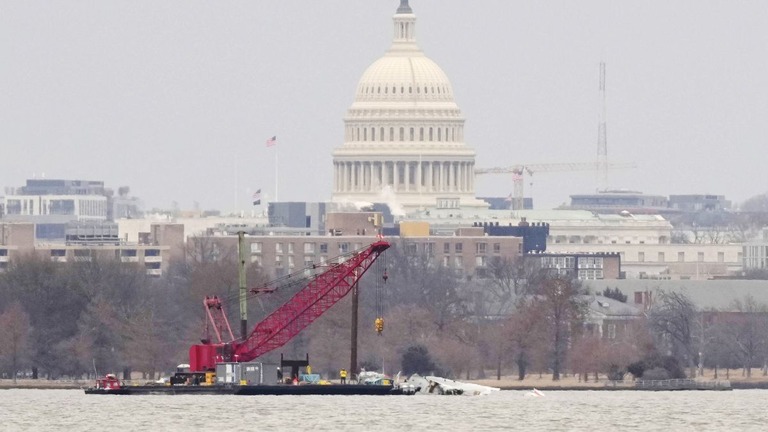 米連邦議会議事堂近くを流れるポトマック川から機体の残骸を引き揚げる作業用クレーン/Carolyn Kaster/AP