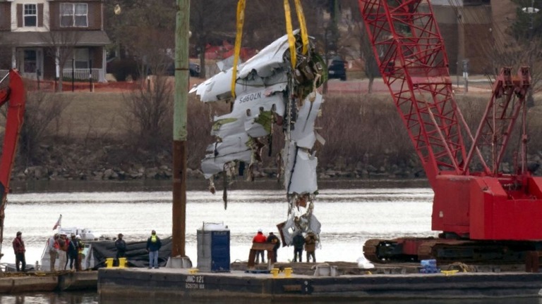 回収される旅客機の一部＝３日、米バージニア州アーリントン/Jose Luis Magana/AP