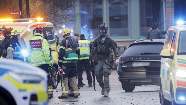 事件現場に派遣された警官ら＝４日、スウェーデン南部エーレブル/Kicki Nilsson/TT News Agency/AFP/Getty Images