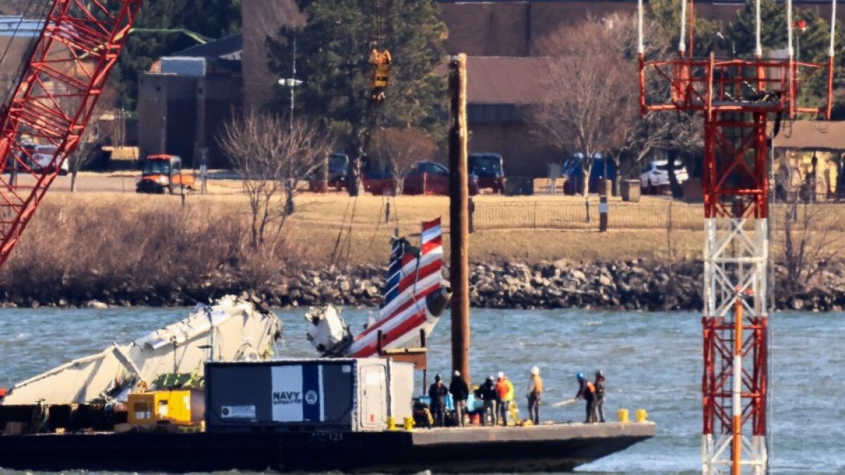 ポトマック川から回収されるアメリカン航空の旅客機の尾翼＝４日、米バージニア州アーリントン/Eduardo Munoz/Reuters