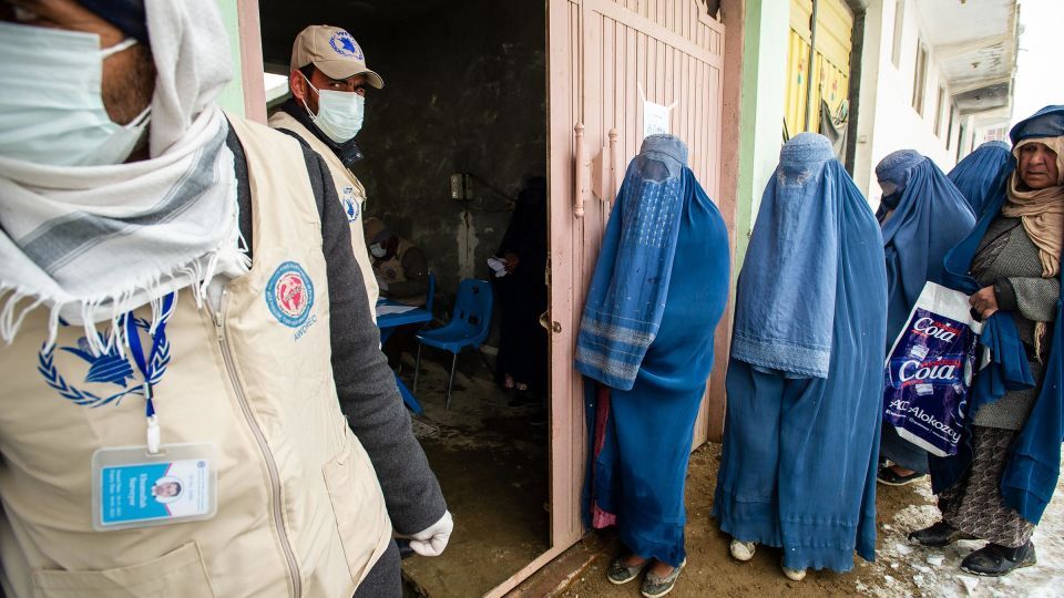 ＵＳＡＩＤから供給される月間食糧配給を待つ女性ら＝２０２２年１月、アフガニスタン・カブール南部/Scott Peterson/Getty Images