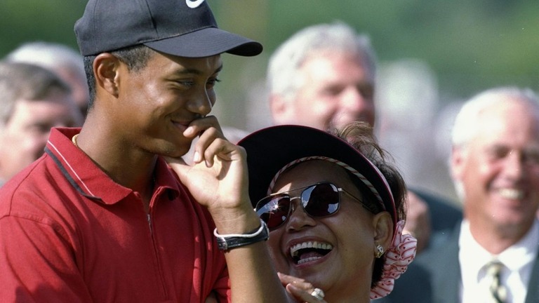 タイガー・ウッズ選手と母親のクルティダさん＝１９９７年撮影/Andy Lyons/Getty Images