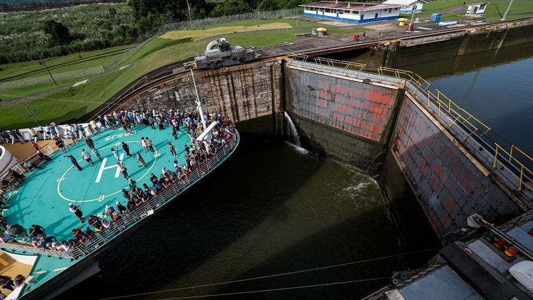 パナマ運河の閘門（こうもん）を通過する船舶/Martin Bernetti/AFP/Getty Images