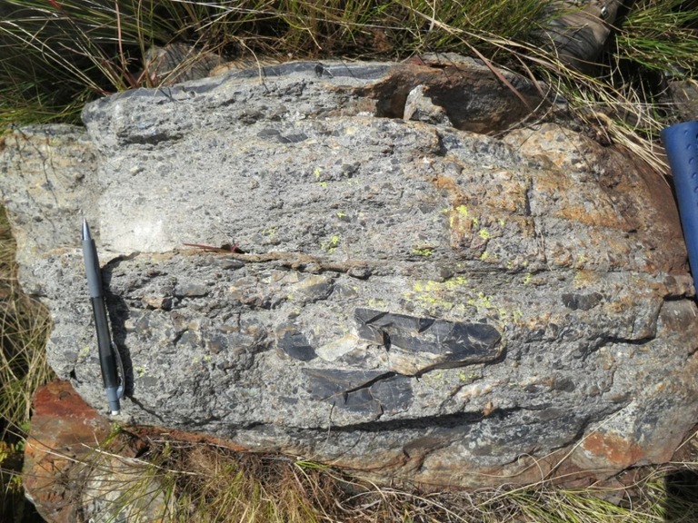 研究者らはこの岩の層を調査することでＳ２の衝突が地球規模の津波を引き起こしたと判断した/Nadja Drabon/Harvard University