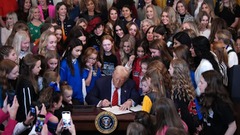 トランプ氏、トランスジェンダーの女子競技参加を禁止する大統領令に署名