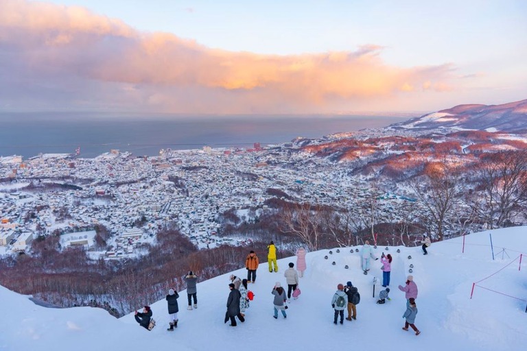 雪景色も美しい冬の小樽市/DoctorEgg/Moment RF/Getty Images