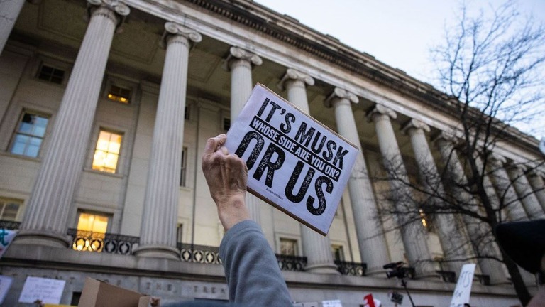 「政府効率化省」に対して財務省の外に集まり抗議をする人々＝４日/Anna Rose Layden/Getty Images via CNN Newsource