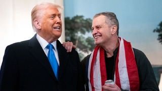 トランプ米大統領（左）がロシアによる拘束から解放されたマーク・フォーゲル氏と面会