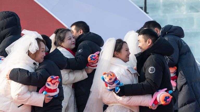 国際氷雪祭で行われた合同結婚式＝１月６日、中国黒竜江省ハルビン市/Zhang Tao/Xinhua/Getty Images