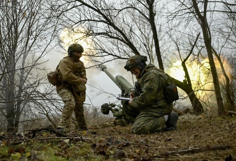 ウクライナ南部ザポリージャ州でロシア軍を攻撃する国家警察の砲撃要員/Reuters