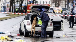 車が群衆に突っ込み子ども含む２８人が負傷した＝１３日、ドイツ・ミュンヘン