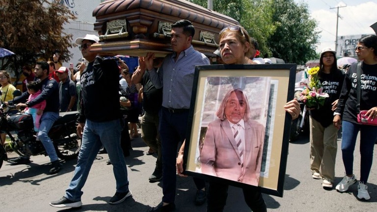 ジャーナリストのアレハンドロ・マルティネス・ノゲスさんの遺族ら＝２０２４年８月７日、メキシコ・セラヤ/Mario Armas/AFP via Getty Images