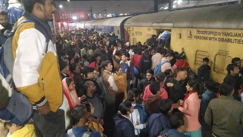 駅で１５人死亡、宗教行事への乗客殺到　インド首都