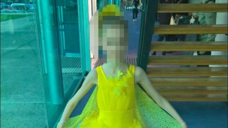 法廷に提出されたバレエの衣装を着た少女の写真（画像の一部を加工しています）/District Court of Western Australia