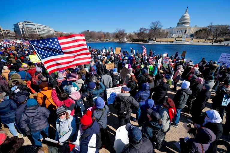 １７日に米首都ワシントンで行われた抗議デモの様子/Chip Somodevilla/Getty Images