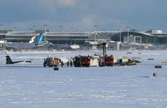 デルタ機事故で１８人を病院搬送、逆さまの機内で乗客宙づりに　カナダ空港