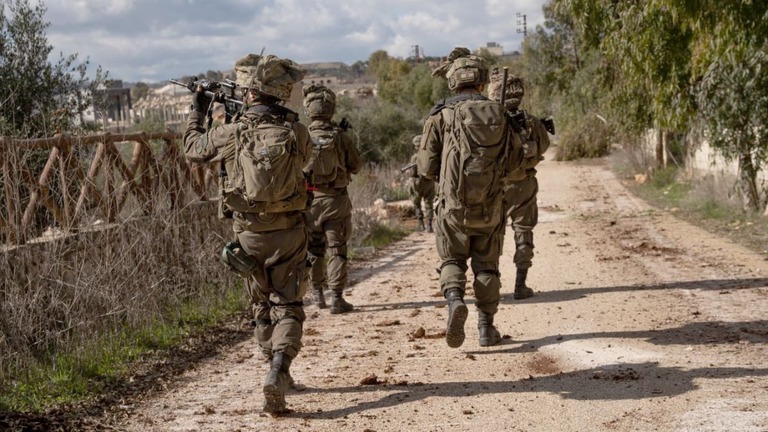 レバノン南部を巡回するイスラエル軍の兵士ら＝１月/Israel Defense Forces