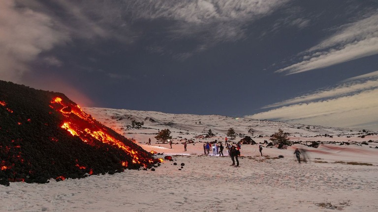 エトナ山の溶岩流を見​​に集まった観光客ら/Salvatore Allegra/Anadolu/Getty Images