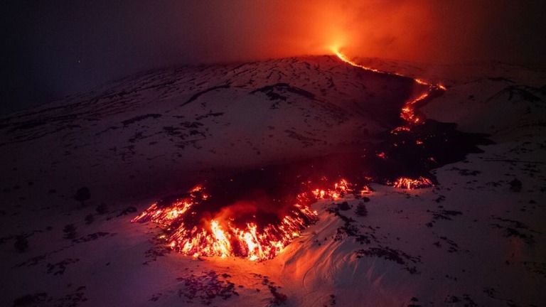 流れ出る溶岩＝１４日、イタリア南部シチリア島のエトナ山/Etna Walk/AFP/Getty Images