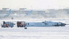 ８０人の命を守った旅客機の設計とは　脱落した翼が炎上、逆さまの機内で乗客宙づり