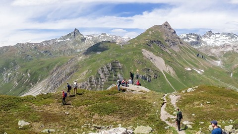 画期的なクリーン燃料「ホワイト水素」の巨大埋蔵地、山脈の地下に存在か　新研究