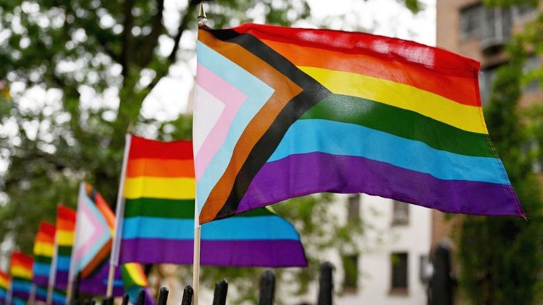 ＬＧＢＴＱ＋を自称する米国の成人の割合は２０２０年の２倍近くに増えているという/Angela Weiss/AFP/Getty Images