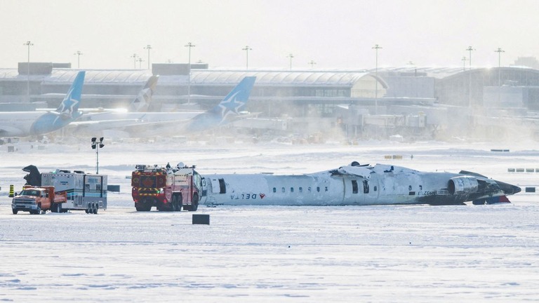 着陸に失敗し、カナダ・トロントの空港に横たわるデルタ航空機の残骸/Cole Burston/Reuters