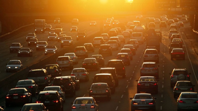 米ロサンゼルスで史上最高気温を記録した日の幹線道路の風景/Al Seib/Los Angeles Times via Getty Images