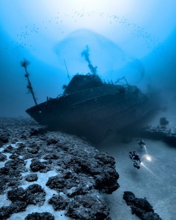 海に沈むトルコ沿岸警備艇を捉えた１枚が難破船部門の受賞作に選ばれた/Alex Dawson/UPY 2025