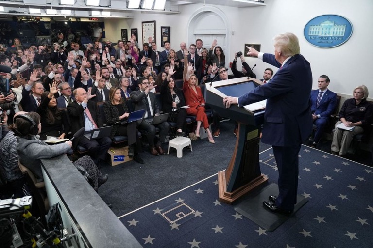 ホワイトハウスでの会見中、記者団からの質問を受けるトランプ大統領/Oliver Contreras/AFP via Getty Images