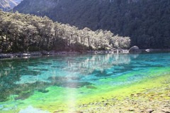 この湖はかねて手つかずの水で知られていたが、２０１３年に研究者が湖の透明度に関する論文を発表。７０～８０メートルの透明度を誇り、「これまで報告された中で最も澄んだ淡水」であることが判明した