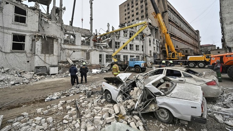 ロシア軍の空爆によって破壊された建物＝２０２４年１２月、ウクライナ・ザポリージャ州/Stringer/Reuters