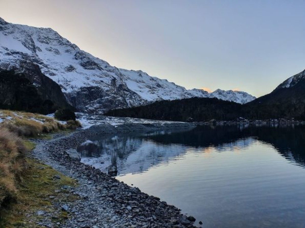 リンダビアは水滴で運ばれるごくわずかな量でも、リンダビア湖の生態系を永久に変えてしまう可能性がある/Janet Newell