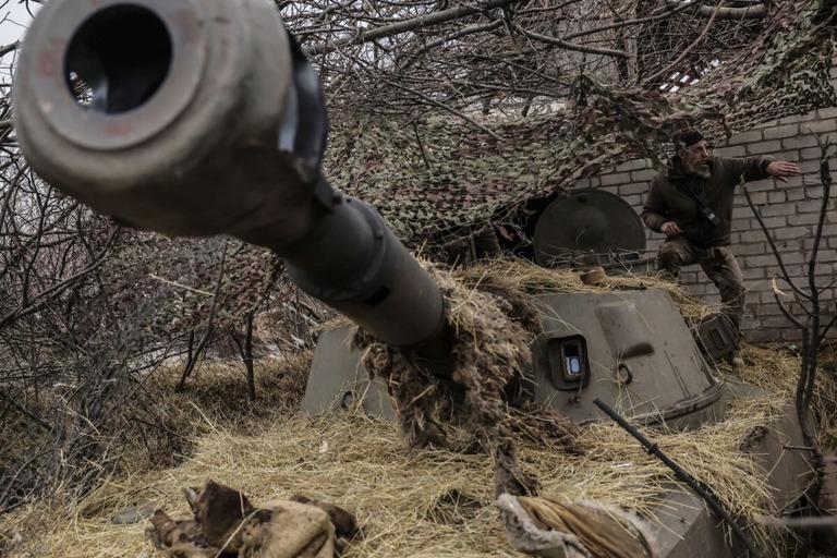 榴（りゅう）弾砲の発射を準備するウクライナ兵＝７日/Oleg Petrasiuk/Ukraine's 24th Mechanized Brigade/AP