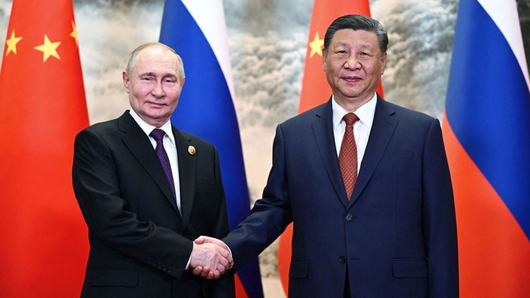 ロシアのプーチン大統領（左）と中国の習近平（シーチンピン）国家主席/Sergei Guneyev/AFP/Getty Images