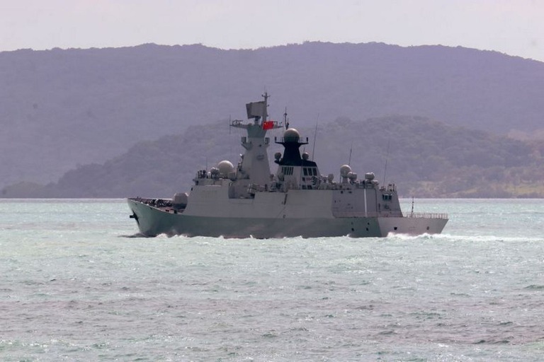 オーストラリア北部沖のトレス海峡を航行する中国海軍の江凱型フリゲート艦「衡陽」/Australian Defense Force/HOGP/AP