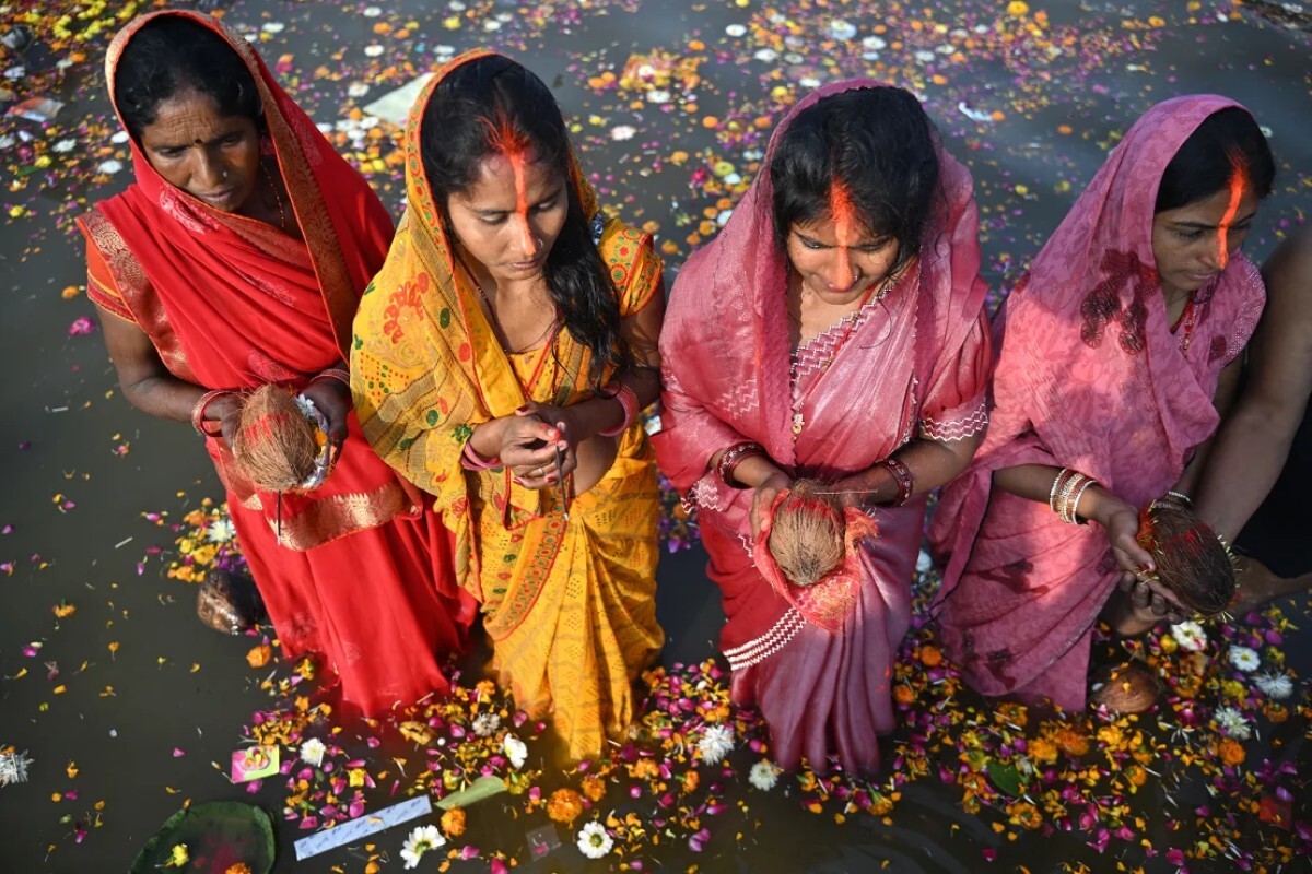 サンガムの水の中に立って祈りを捧げる巡礼者たち＝４日/R.Satish Babu/AFP/Getty Images