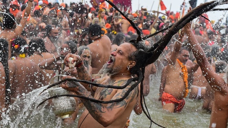 三つの聖なる川の合流点とされる聖地サンガムで沐浴する人々＝１月１４日/Ritesh Shukla/Getty Images