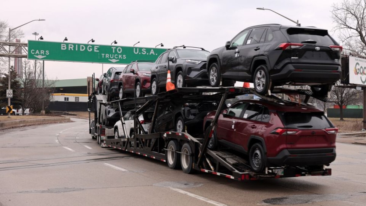 トヨタの「ＲＡＶ４」を米ミシガン州デトロイトへ運ぶ自動車運搬車＝カナダ・オンタリオ州/Jeff Kowalsky/AFP/Getty Images