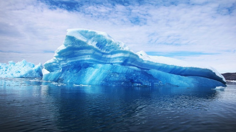 グリーンランド沖に浮かぶ氷山/Joe Raedle/Getty Images/FILE